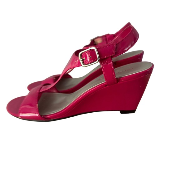Predictions Wedge Heel Sandals Womens Size 7 T Strap Buckle Closure Pink Patent - Picture 1 of 11